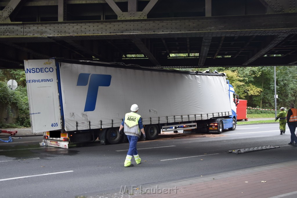 LKW blieb unter Bruecke haengen Koeln Ehrenfeld Innere Kanalstr Hornstr P337.JPG - Miklos Laubert